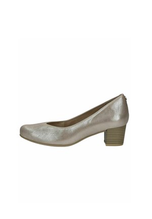 Zapato de tacón alto metálico beige con punta redonda, textura suave y tacón grueso con ranuras verticales. Vista lateral mostrada.