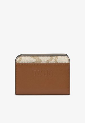 Cartera compacta con un bolsillo delantero de cuero marrón con el relieve "TOUS" y parte trasera de lona en color crema con un patrón abstracto beige.