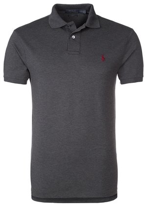 Polo gris foncé à manches courtes, patte de boutonnage, avec un petit logo rouge sur la poitrine gauche. Fabriqué en tissu de coton doux et texturé.