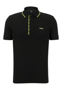Polo negro de manga corta con ribete verde neón en el cuello, logotipo verde neón "BOSS" en el pecho y texto "BOSS" repetido en la tapeta.