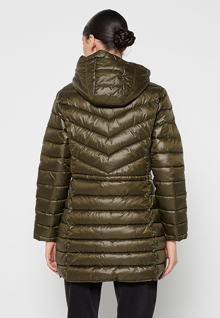 Abrigo puffer en verde oliva con capucha, que presenta un patrón de rombos acolchados y un diseño de longitud media. Material suave y brillante con mangas largas.