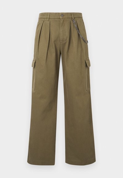Φαρδιά παντελόνια cargo σε ελαιί πράσινο με πιέτες, πλαϊνές τσέπες με καπάκι, κούμπωμα με κουμπιά και διακοσμητική ασημένια αλυσίδα στη δεξιά μπροστινή ζώνη μέσης.