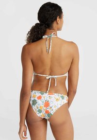 Kvetinový bikini s viazaním za krkom a zodpovedajúcim spodným dielom. Obsahuje biely podklad s oranžovými a zelenými kvetinovými vzormi.