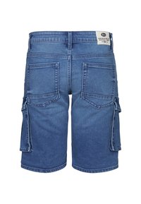 Pantalones cortos de cargo de mezclilla en azul medio con un acabado desgastado. Presenta dos bolsillos traseros y dos bolsillos laterales. La costura es de un color contrastante.