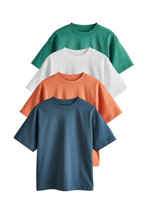 Vier Crewneck-T-Shirts in Grün, Weiß, Orange und Marineblau gestapelt. Aus Baumwolle, mit kurzen Ärmeln und einem lockeren Schnitt.