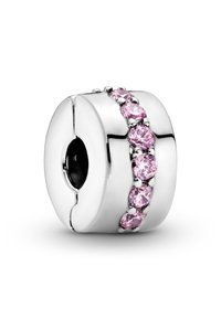 Silberner Charm-Bead mit einer Reihe von rosa Edelsteinen; glatte, abgerundete Form; hat einen hohlen Mittelpunkt und eine kleine Vertiefung.