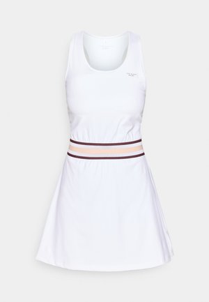 Fehér sportos ruha kiszélesedő szoknyával, kontrasztos színekkel díszített széles övvel a deréknál és kerek kivágással. Sima szövettextúra.