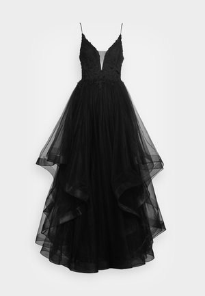 Čierne večerné šaty s hlbokým V-výstrihom, čipkovaným korzetom a viacvrstvovou tylovou sukňou s vlnitým lemom. Nastaviteľné ramienka.