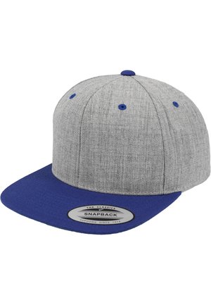 Gorra de tela gris con visera plana azul, con un diseño estructurado, seis ojales de ventilación y una etiqueta de marca circular en la parte frontal.