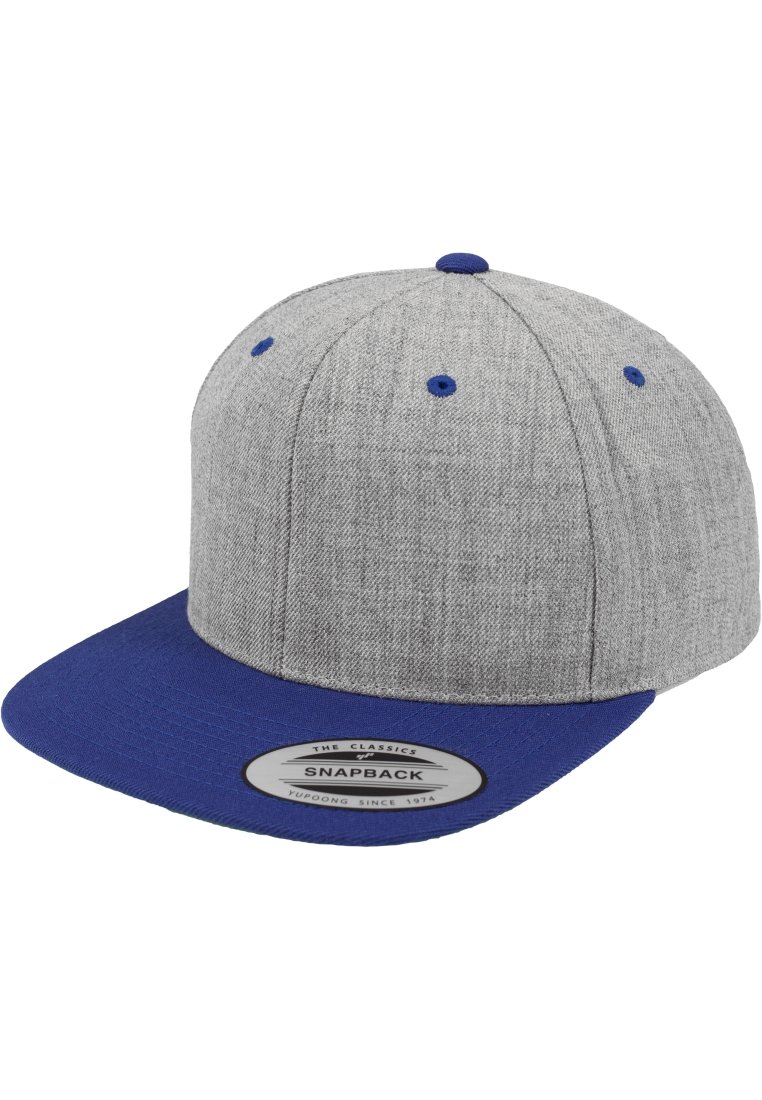 Cappello di tessuto grigio con visiera piatta blu, caratterizzato da un design strutturato, sei fori di ventilazione e un'etichetta rotonda del marchio sulla parte anteriore.
