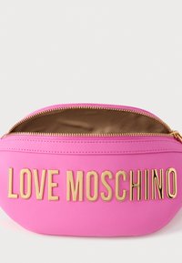 Ροζ δερμάτινο τσαντάκι με χρυσό λογότυπο «LOVE MOSCHINO», στρογγυλεμένο σχήμα και άνοιγμα με φερμουάρ με καφέ εσωτερική επένδυση.
