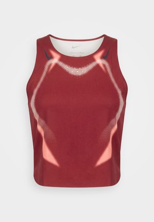 Rotes ärmelloses sportliches Tanktop mit Mesh-Details und schwarzen Nike Swoosh-Logos in der Nähe der Schultern vor weißem Hintergrund.