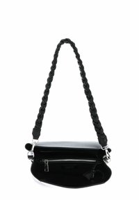 Sac à main en cuir noir avec une anse tressée, fermeture éclair et texture lisse. L'intérieur comprend une poche zippée et une étiquette de marque.