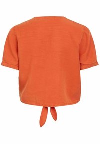 Haut orange à manches courtes et court, fabriqué en tissu doux, avec un dos arrondi et un accent à nouer à l'ourlet. Texture lisse, design simple.