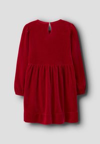 Robe en velours rouge avec de longues manches bouffantes, taille froncée et détail en ouverture dans le dos. Texture douce et longueur au genou.