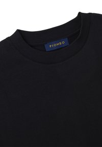 Zwarte crewneck sweatshirt gemaakt van zacht materiaal. Heeft een geribbelde halslijn en een klein blauw label met "PIOMBO" in gouden letters.