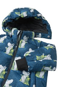 Giacca blu imbottita con motivi di animali dei cartoni animati, presenta un cappuccio, chiusura a zip e polsini elastici neri. Tessuto testurizzato con accenti vivaci.