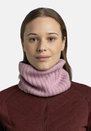 Pink ribbed neck warmer made of soft material, featuring a folded design and a small logo patch. Worn over a burgundy textured garment.