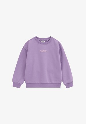 Sweat-shirt col rond lavande avec manches longues et poignets, ourlet et col en côte, avec un petit texte blanc "Slow Mondays Club spirit" sur la poitrine.