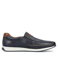Zapatos de charol azul oscuro tipo slip-on con acentos en marrón y costuras decorativas a lo largo del borde superior. Suela de goma blanca con un perfil bajo.