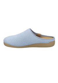 Jasnoniebieski kapciuch z froty z beżową miękką podeszwą, otwartą piętą i zaokrąglonym czubkiem, widoczny z boku na białym tle.