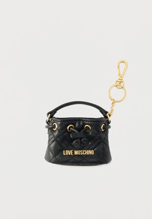 Čierna prešívaná mini taška z umelého koženého materiálu s horným držadlom, zlatými kovaniami, dekoratívnymi očkami a logom "LOVE MOSCHINO" na prednej strane.