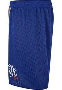 Blå mesh basketballshorts med elastisk linning, med hvit "NYC 93" tekst og oransje detaljer nederst til venstre.