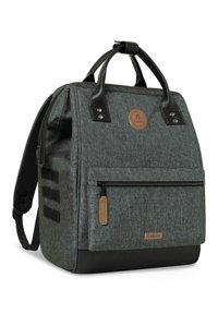 Grijze stoffen rugzak met zwarte leren accenten, gestructureerde vorm, voorzak met rits en logopatch. Verstelbare schouderbanden en handvatten.