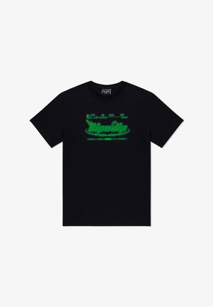 Czarny T-shirt z krótkim rękawem, z zielonym tekstem w stylu cyfrowym i grafiką interfejsu umieszczonymi na środku klatki piersiowej, przypominającymi ekran retro komputera.