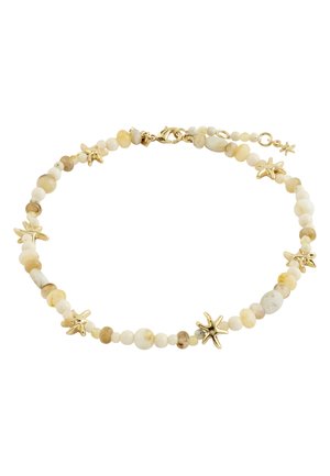Náramok z korálikov s krémovými a béžovými okrúhlymi kameňmi, zvýraznený malými zlatými príveskami v tvare hviezdice a zlatým karabínovým zapínaním.
