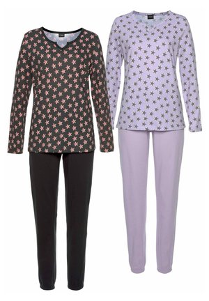 Zwei Sets von Loungewear: ein schwarzes Oberteil mit pinkem Sternenprint, kombiniert mit schwarzen Hosen; ein helllila Oberteil mit grauen Sternen, abgestimmt mit helllila Hosen.