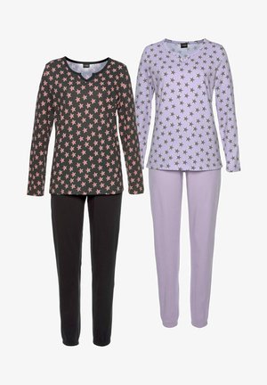 Zwei Sets von Loungewear: ein schwarzes Oberteil mit pinkem Sternenprint, kombiniert mit schwarzen Hosen; ein helllila Oberteil mit grauen Sternen, abgestimmt mit helllila Hosen.