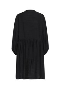 Top negru, ușor, fabricat dintr-un material texturat. Are o talie adunată, mâneci lungi și un decolteu rotund fără închideri vizibile.