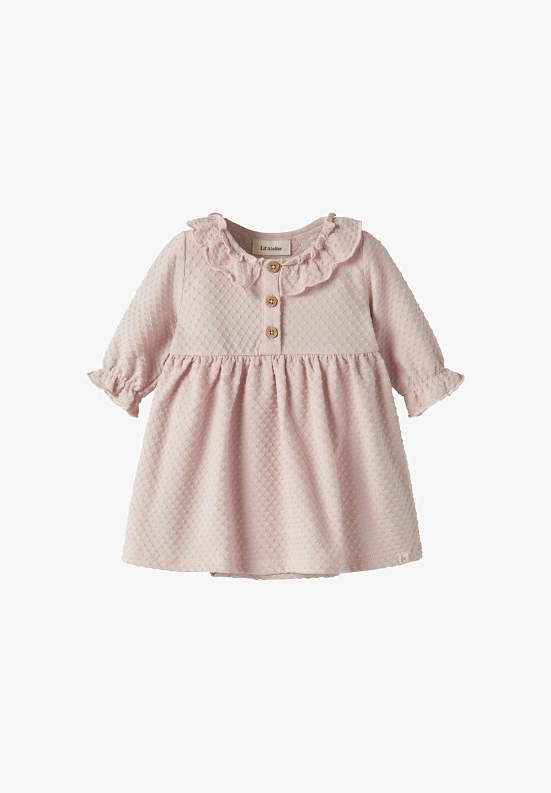 Robe bébé rose douce et texturée avec manches longues, col et poignets à volants, et trois boutons en bois à l'avant.