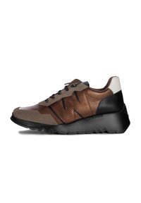 Zapatilla marrón y negra con paneles de cuero texturizado y ante, que presenta una puntera redondeada, cordones planos y un diseño de suela en zigzag.