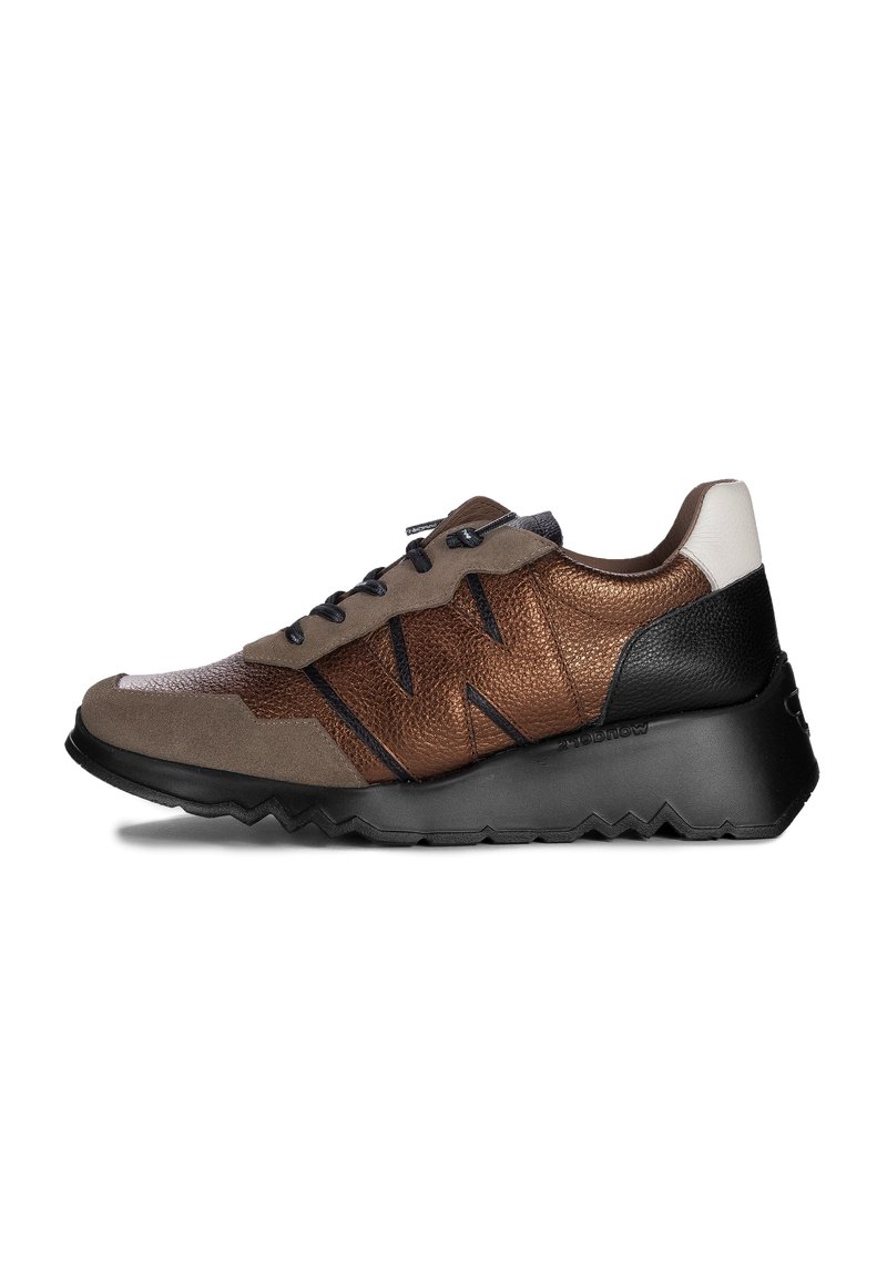 Zapatilla marrón y negra con paneles de cuero texturizado y ante, que presenta una puntera redondeada, cordones planos y un diseño de suela en zigzag.
