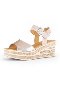 Sandalo con zeppa in pelle metallizzata argento, toe open, con cinturino regolabile alla caviglia e piattaforma beige texturizzata con design a strati.