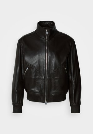 Schwarze Lederjacke mit hohem Kragen, Vorderreißverschluss und zwei Reißverschlusstaschen, ausgestattet mit gerippten Bündchen und Saumdesign. Glatte Textur.