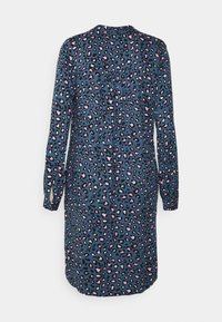 Vestido de manga larga en azul oscuro con un estampado de leopardo que presenta acentos en rosa y blanco. Tejido suave con un corte holgado.