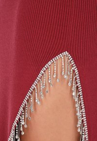 Țesătură ribbed burgundy cu o fante laterală împodobită cu mărgele strălucitoare din argint și lanțuri de-a lungul marginii.