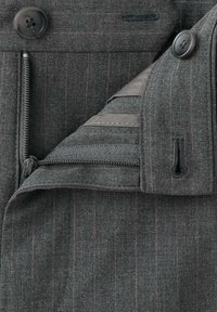 Mørkegrå bukser med nålestriber, åben lynlås, knaplukning og synlig linning.