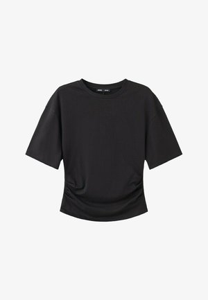 Schwarzes kurzärmeliges T-Shirt mit Rundhalsausschnitt und leicht gerafftem Detail an der Taille, auf weißem Hintergrund dargestellt.