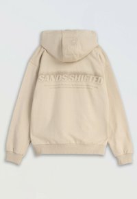 Beżowa bluza z kapturem, z długimi rękawami i prążkowanymi mankietami, z wyblakłym napisem "SANDS SHIFTED" oraz mniejszym tekstem w tematyce pustynnej z tyłu.