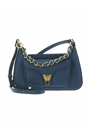 Sac à bandoulière en cuir bleu marine avec détail en chaîne dorée, poche à rabat avant et sangle ajustable avec boucle dorée.