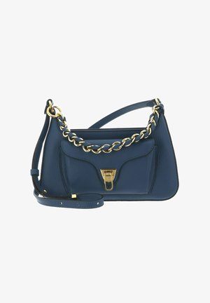 Sac à bandoulière en cuir bleu marine avec détail en chaîne dorée, poche à rabat avant et sangle ajustable avec boucle dorée.