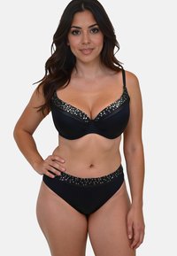 Fekete bikini, balkontípusú melltartóval, amelynek széleit flitterező hatású díszítések szegélyezik, valamint olyan magas derekú alsó résszel, amely hasonló részletezéssel rendelkezik.