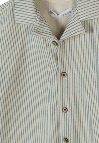 Chemise beige à boutons avec des rayures verticales bleues et un col, montrant quatre boutons marron et une étiquette de taille à l'intérieur de l'encolure.