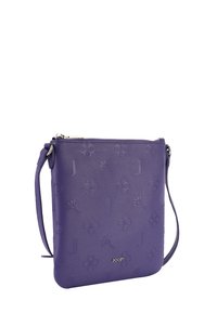 Borsa a tracolla in pelle viola con motivi floreali e lettere in rilievo, dotata di chiusura con zip e tracolla regolabile. Accentatura del logo dorato visibile.