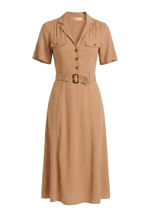 Vestido beige a la altura de la rodilla con mangas cortas, cuello, cierre frontal con botones, dos bolsillos en el pecho y cinturón a juego con hebilla rectangular.