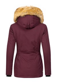 Burgunderrød udendørsjakke med hætte med imiteret pels, indsnævret talje og lange ærmer med sorte manchetter. Glat stof med mat finish.